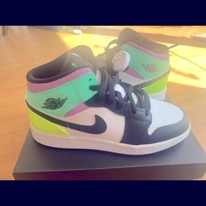 AIR JORDAN 1 MID VOLT GREEN 5Y